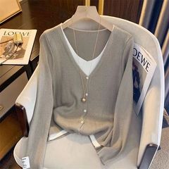 秋冬服の新型の偽二枚のセーターの上着の女性はゆったりとしています。