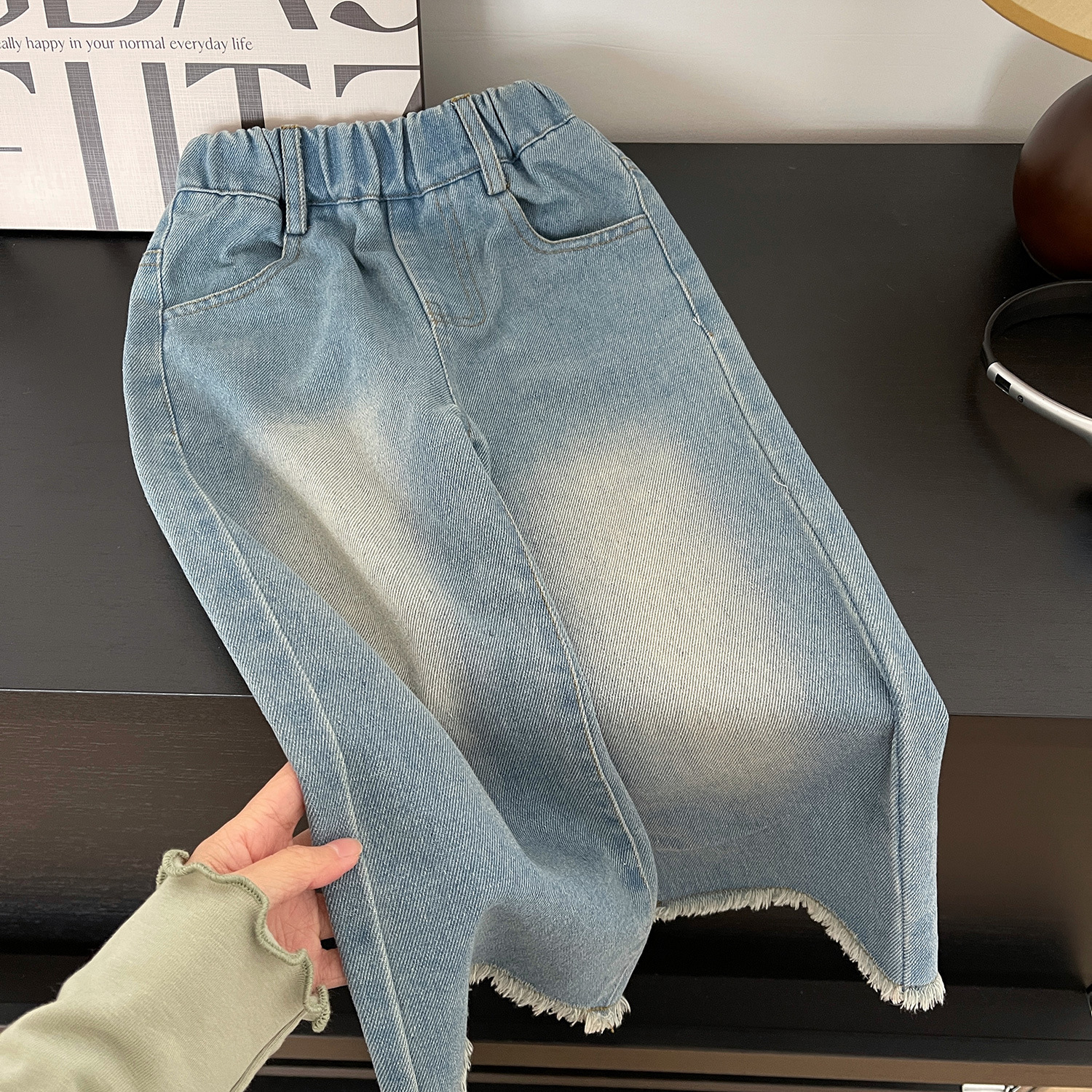 2024 Frühjahr Neues koreanisches Jeans-Set für Mädchen mit unregelmäßigen haarigen Kanten für Mädchen 24025_voghion.com