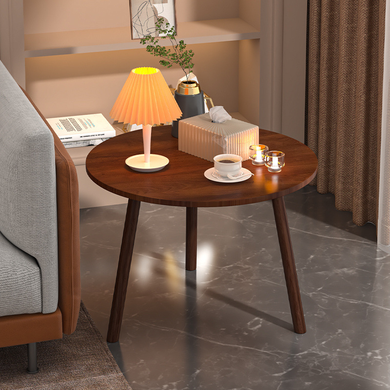 Sofá nórdico con varias mesas redondas de la sala de estar, pequeño dormitorio de lujo, mesas de cabezal de cama, balcón