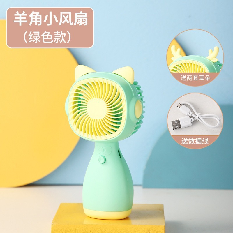 小型扇風機usbミニ扇風機を持って充電します。学生寮の手は携帯型のデスクトップを持っています。|undefined