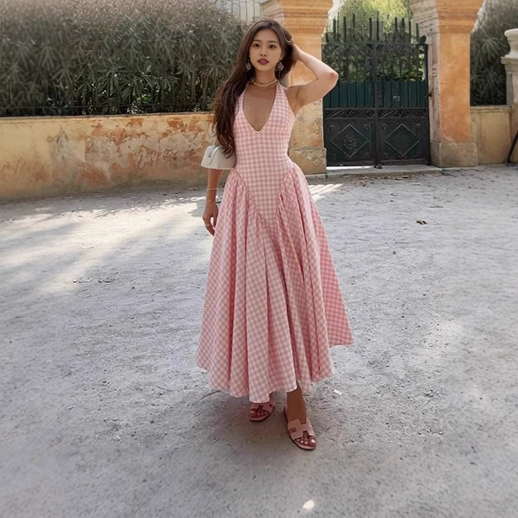 Летнее платье 2025 года для женщин в европейском и американском стиле, свежий и нежный дизайн, с халтер-горловиной, V-образным вырезом, французская высокая талия, для отдыха.