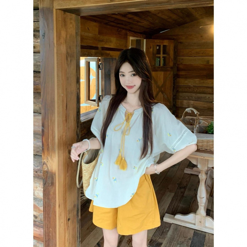 Sweet Hot Girl 刺繍半袖シャツ女性のための 2025 夏の新しいスタイルの小さな新鮮なレースアップデザインルーズでシックなトップ|undefined