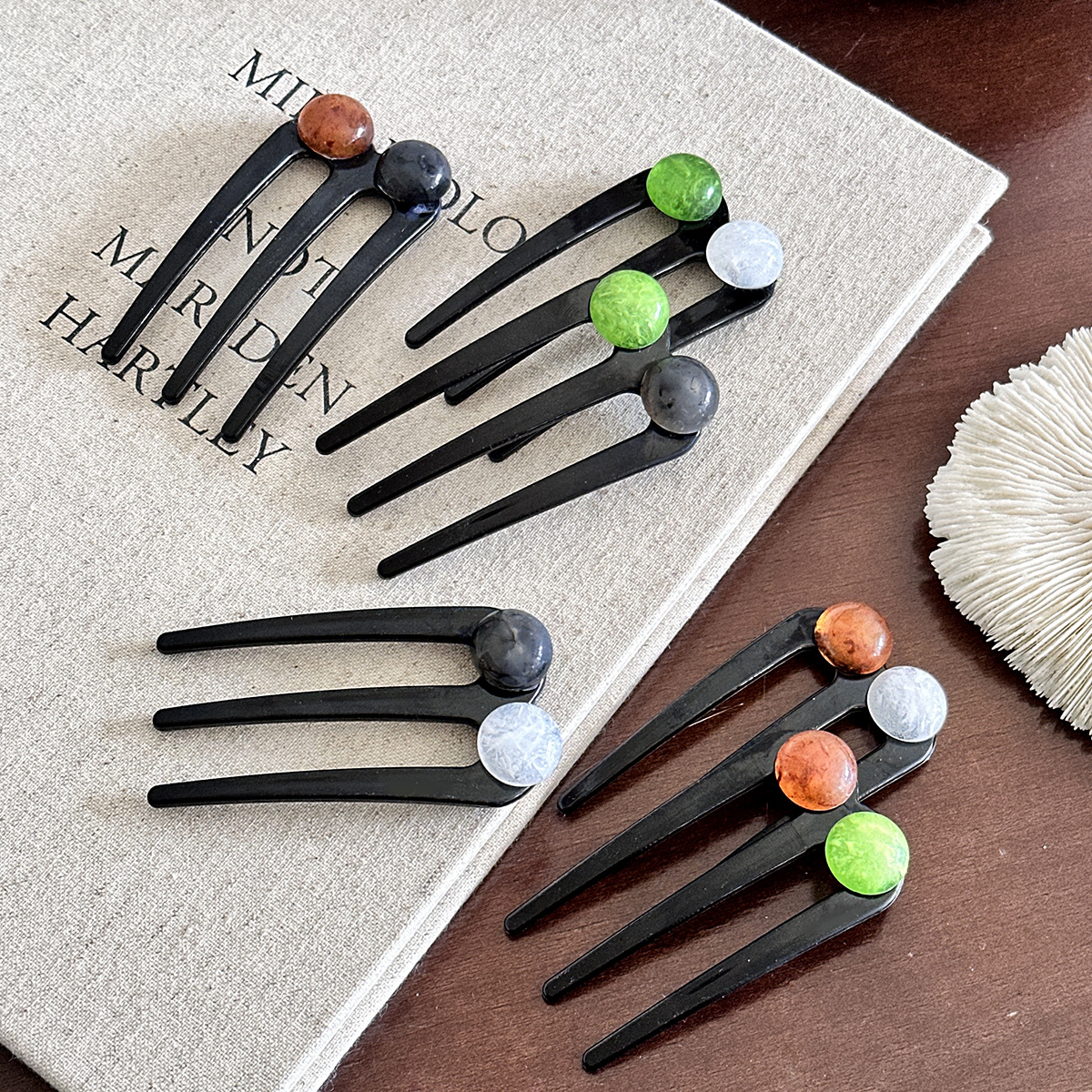 Nueva horquilla de cuentas de tres dientes de estilo chino para mujer 2025 nueva cabeza de bola en la parte posterior de la cabeza cabello simple temperamento horquilla horquilla