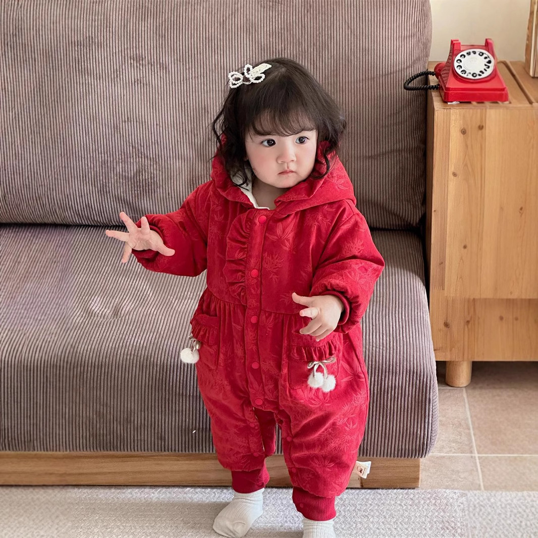2024 nuevo producto de invierno mono de bebé lindo bolsillo de cereza grueso cálido y cómodo vestido de salida con capucha mamelero