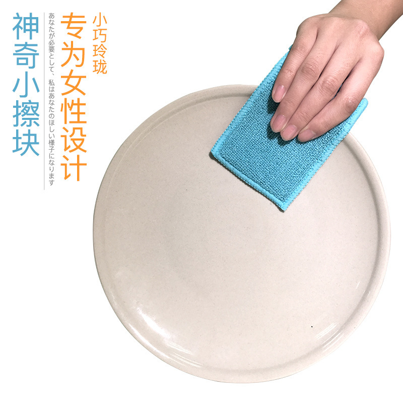 工場直売の家庭は清潔で吸水性のあるスポンジを拭いて、卸売りの皿洗いをします。|undefined