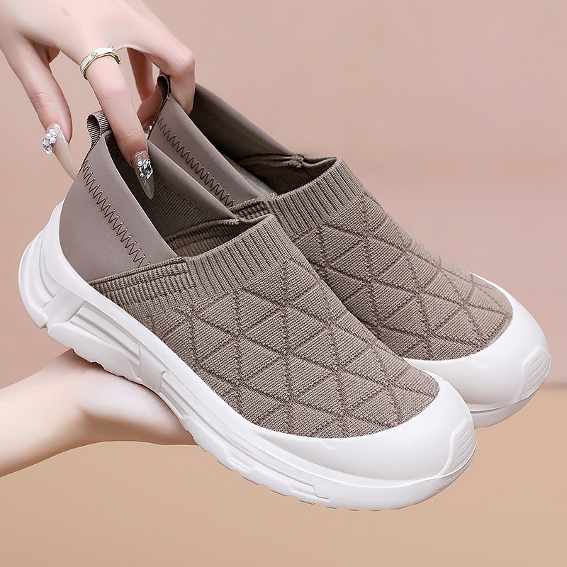 Zapatos de mujer primavera nuevo tipo de zapatos casuales transpirables no cansados zapatos de madre mayores al por mayor