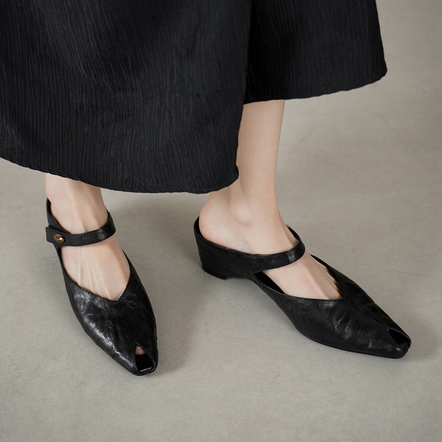 Sandal nữ mũi nhọn quai ngang gót vuông 7 cm da cừu — đen