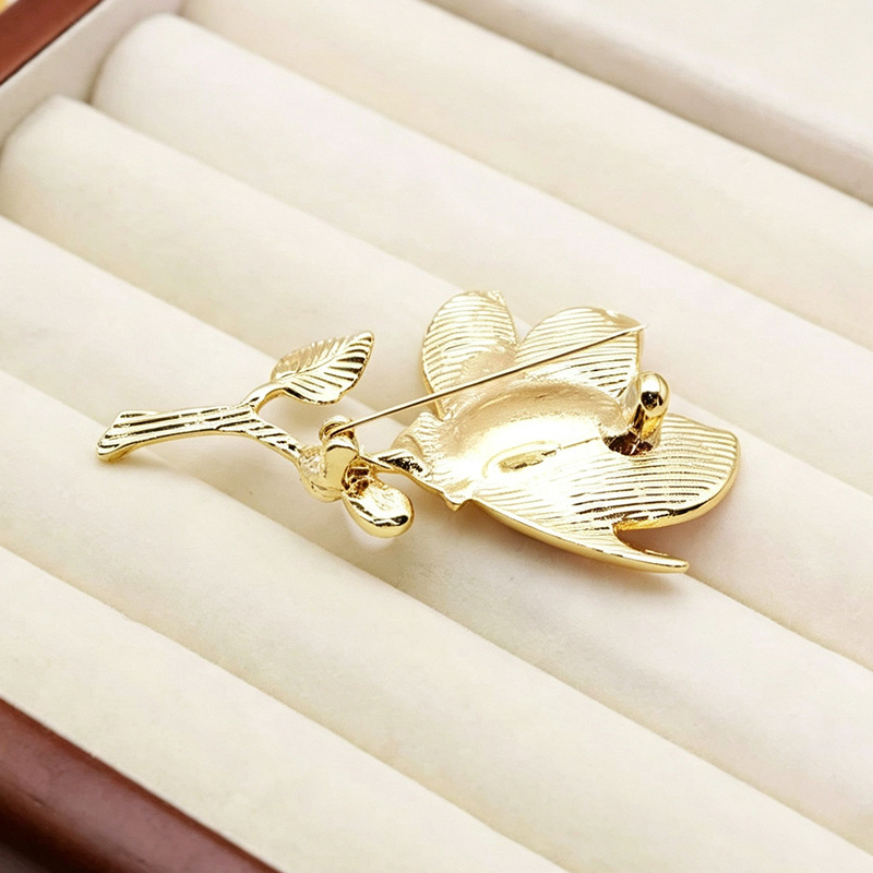 Creative and versatile new Chinese-style enamel brooch with crystal flower design, a fresh accessory for autumn and winter fashion