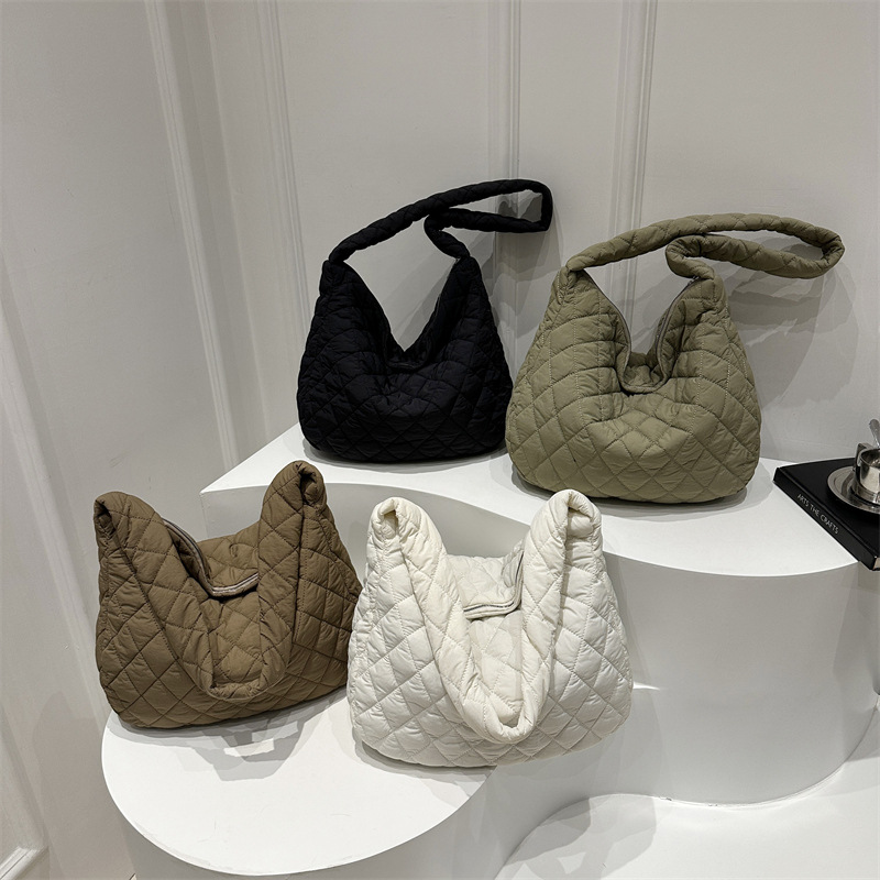 Bolsa coreana bordada a rejilla 2024, nueva bolsa de hombro casual de gran capacidad, bolsa de hombro de algodón simple, literatura y arte.