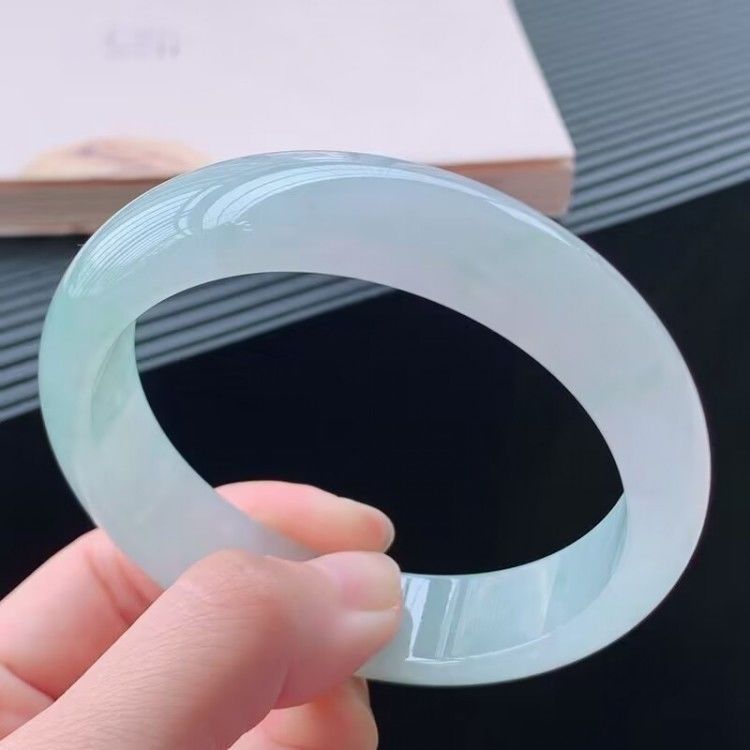 Vòng tay ngọc bích Miến Điện băng sáp xanh nhạt dầu xanh, đường kính trong 54–63 mm chi tiết 10