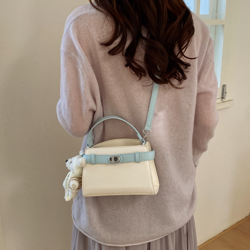 Este año, la moda de Kelly 2026 nuevo estilo femenino de estilo de viaje de moda de color contraste de hombro único bolso de tramo inclinado