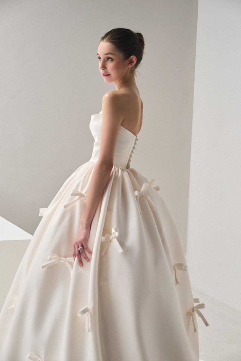 Schlichtes Trägerloses Satin Brautkleid Im Wald-stil_voghion.com