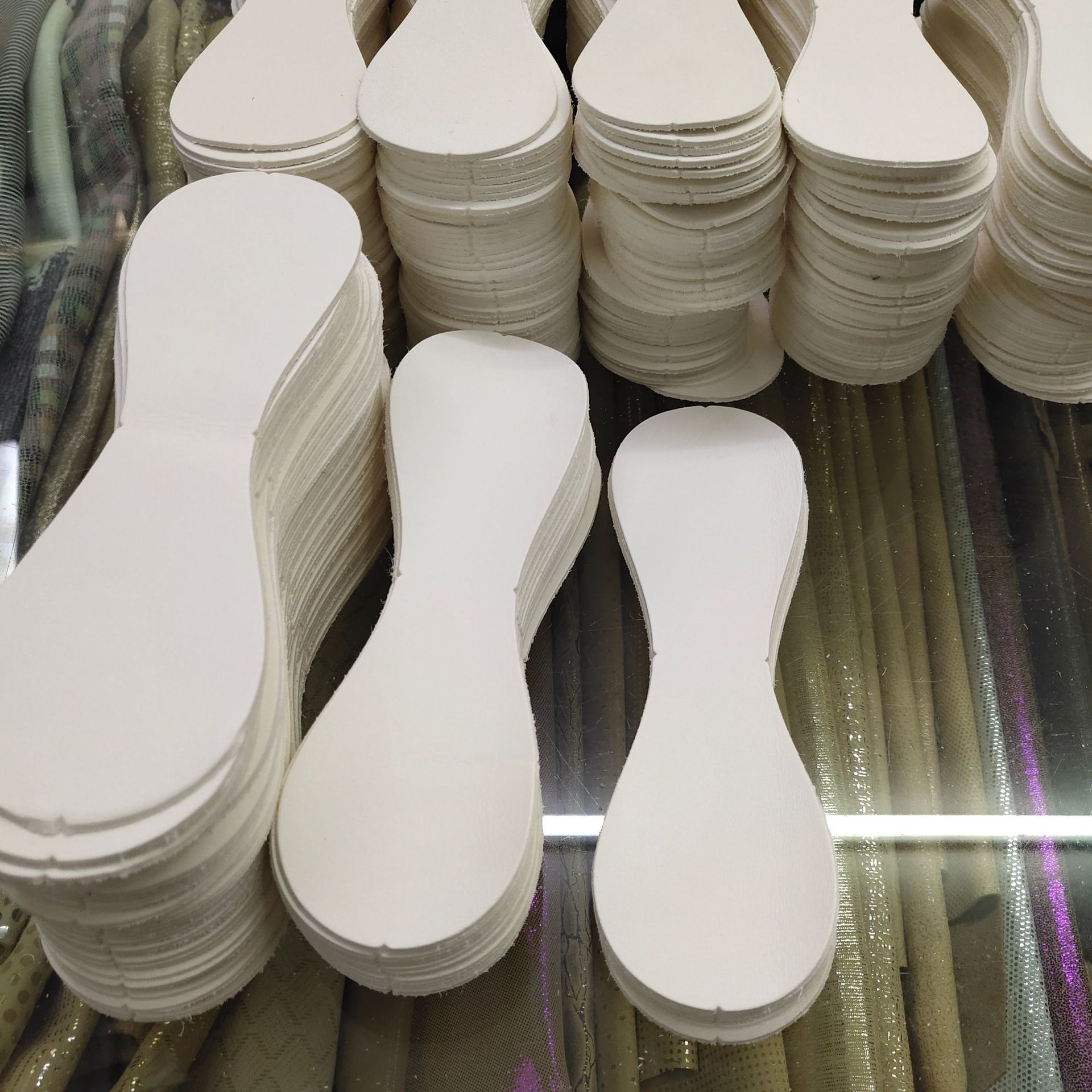 批发棒球皮片现货白色棒球牛皮头层棒球裁片1.7MM厚