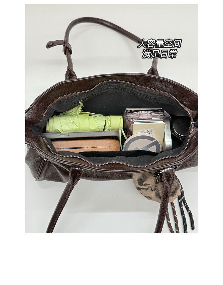 Túi xách tay nữ cỡ lớn kiểu tote đeo vai/nách, khóa kéo, dung tích lớn — Burgundy không có phụ kiện, Màu nâu không có phụ kiện, Màu đen không có phụ kiện, Burgundy với mặt dây chuyền chi tiết 8