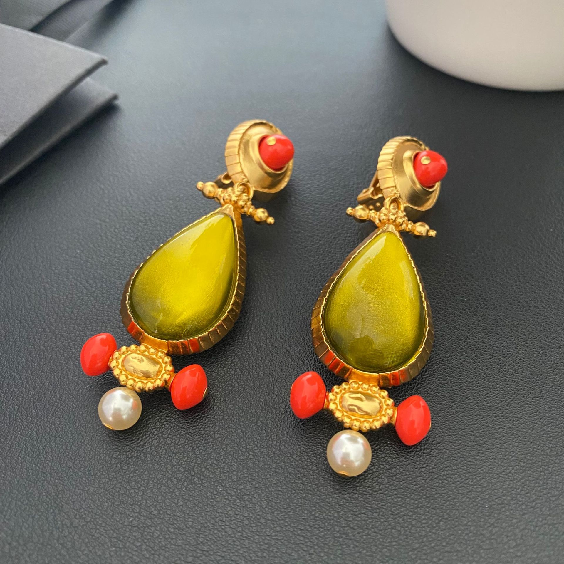 European and American retro resin pearl ear clips, vintage, unique, light luxury, high-end, trendy brand, shoulder-length earrings for non-pierced ears
