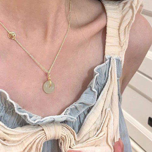 Minimalist, light luxury, exquisite, simple, elegant, commuting, generous, elegant, 18K gold plated, color preserving, V-necklace.