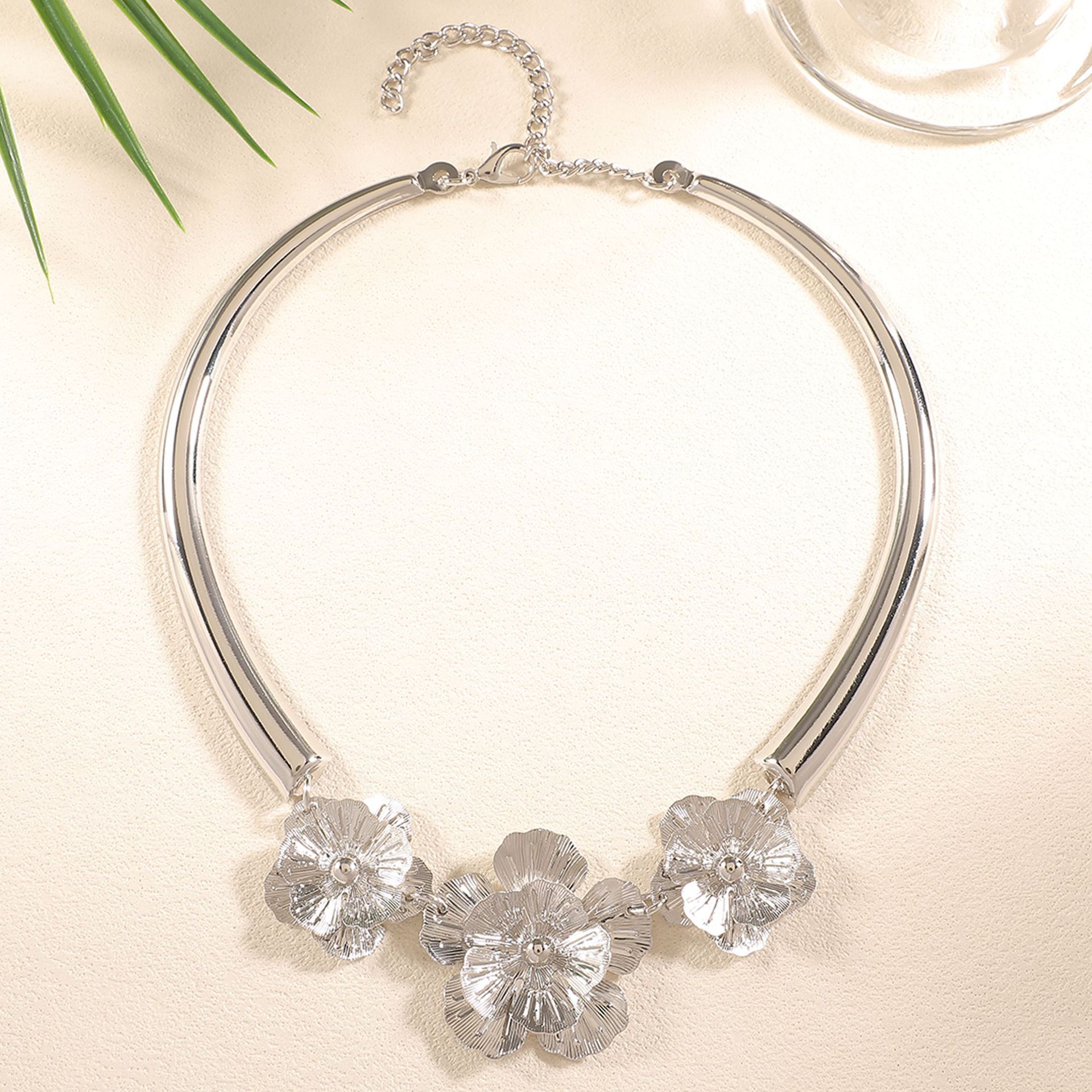 Europa y los Estados Unidos transfronterizos diseño geométrico simple exagerado collar colgante de flores collar de geometría de metal