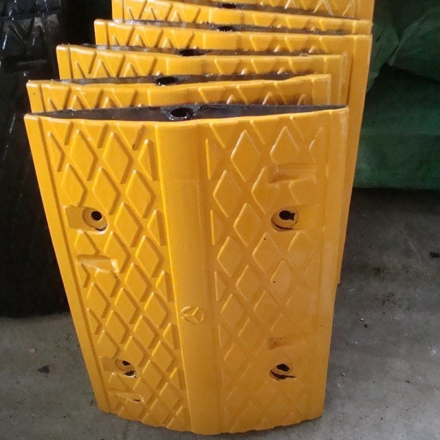 橡胶减速带 常规菱形纹 100*35*5cm减速板 高速出口 加油站