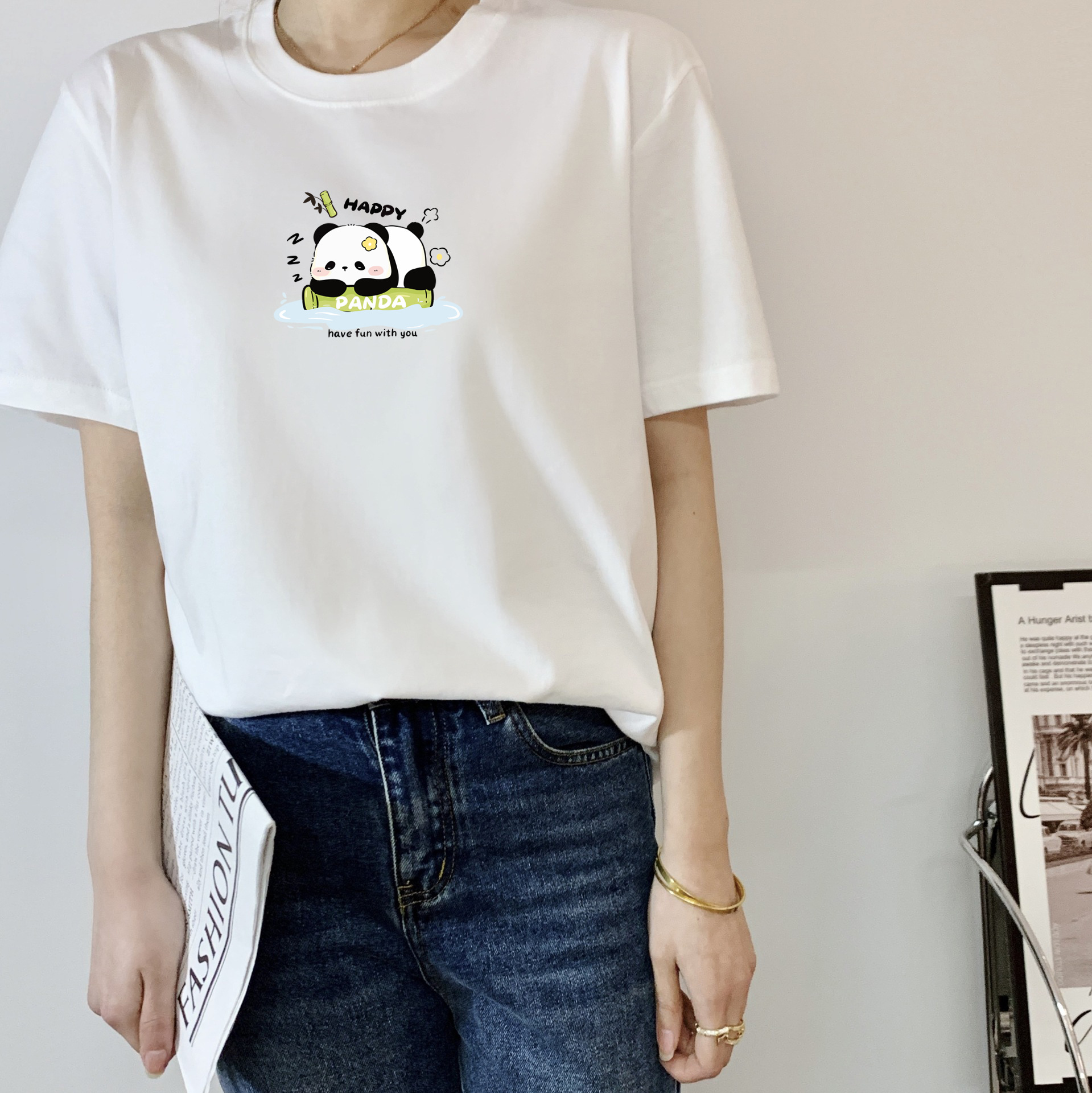 夏の新スタイルの純粋な綿のラウンドネックルーズ半袖 Tシャツ女性の花プリントイン香港トレンディな白い女性のトップスボトリングシャツ