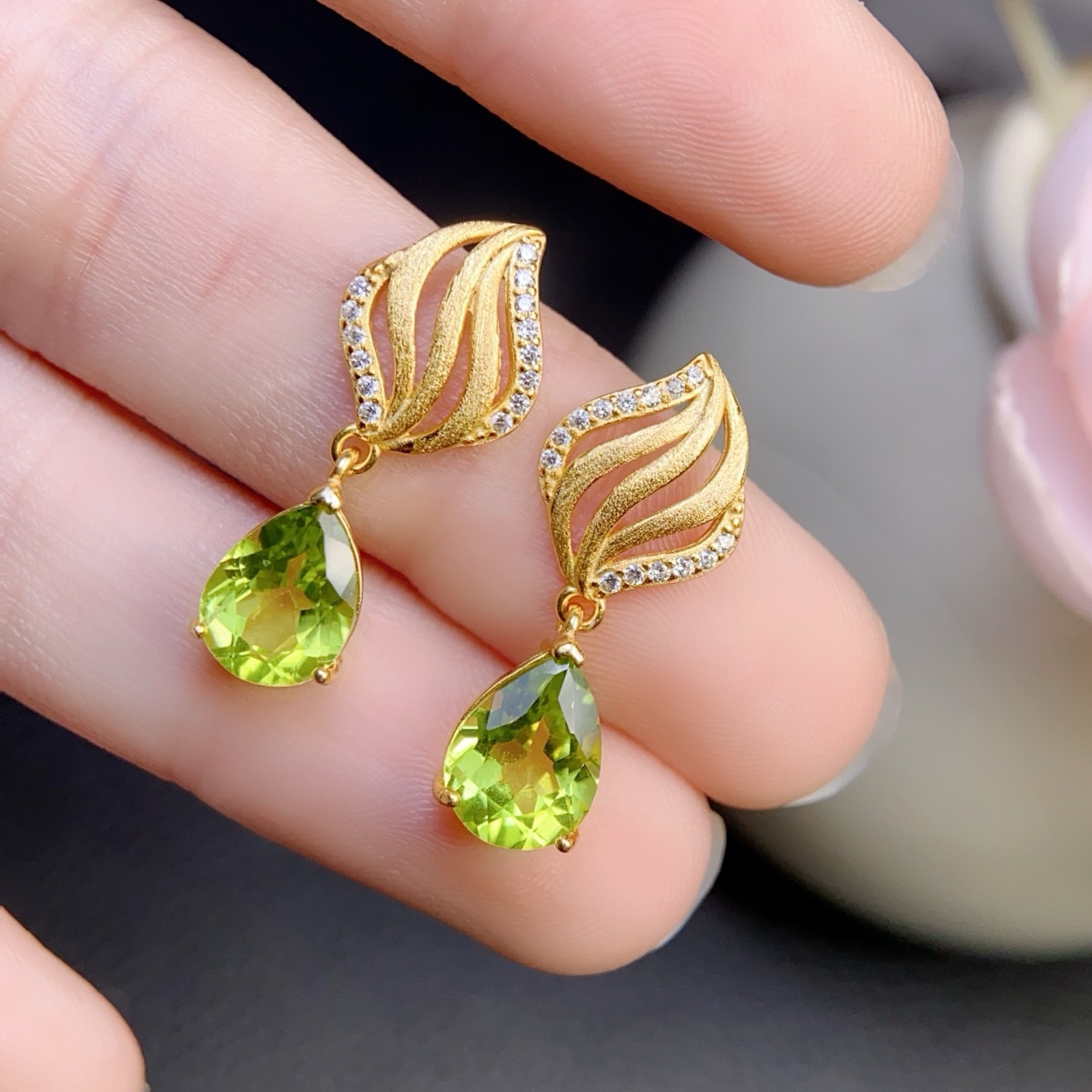 Natural peridot earrings, 925 silver plated, main stone size 7*9mm, natural, supports testing