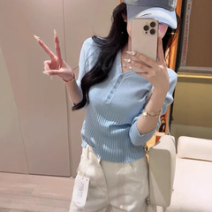 韓国のvネックの半ボタンの長袖の毛のニットの女性2025春の新型の修身は腰を収めてやせているギャルの上着を現します。