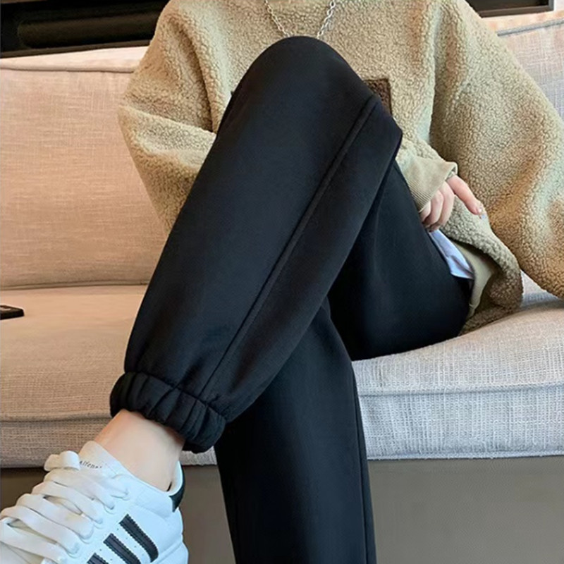 단색 레깅스가 달린 얇은 검정색 바지