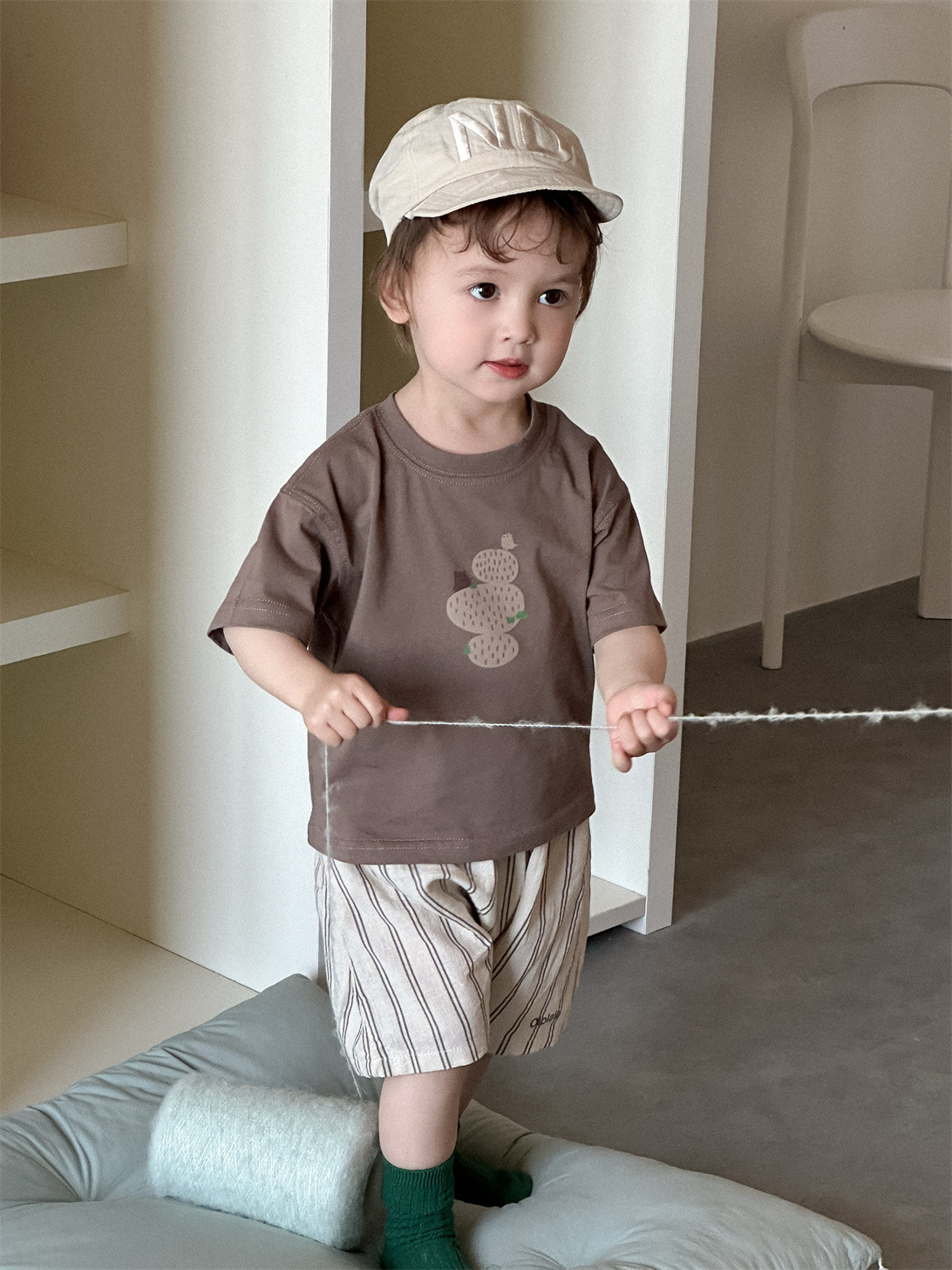 Conjunto de camiseta de manga corta de verano para niños, estilo fino, conjunto de verano para bebé 2026, conjunto de pantalones cortos a rayas estilo coreano para niños.