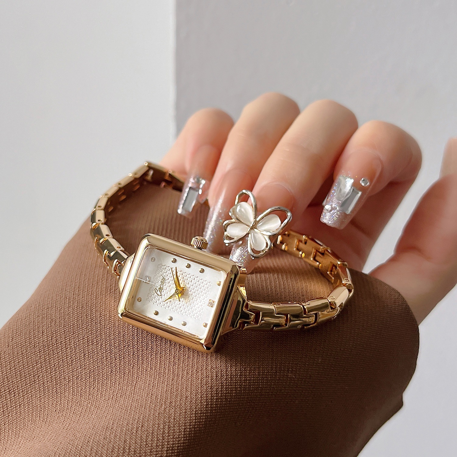 Vintage klein retro gouden horloge met quartz uurwerk, rechthoekig, lichtgewicht, luxe design, herenhorloge_voghion.com