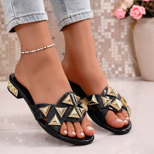 �羳�¿��a�T���ƽ��һ����ЬŮ�⴩ʯ�^�y�͸�ɳ������