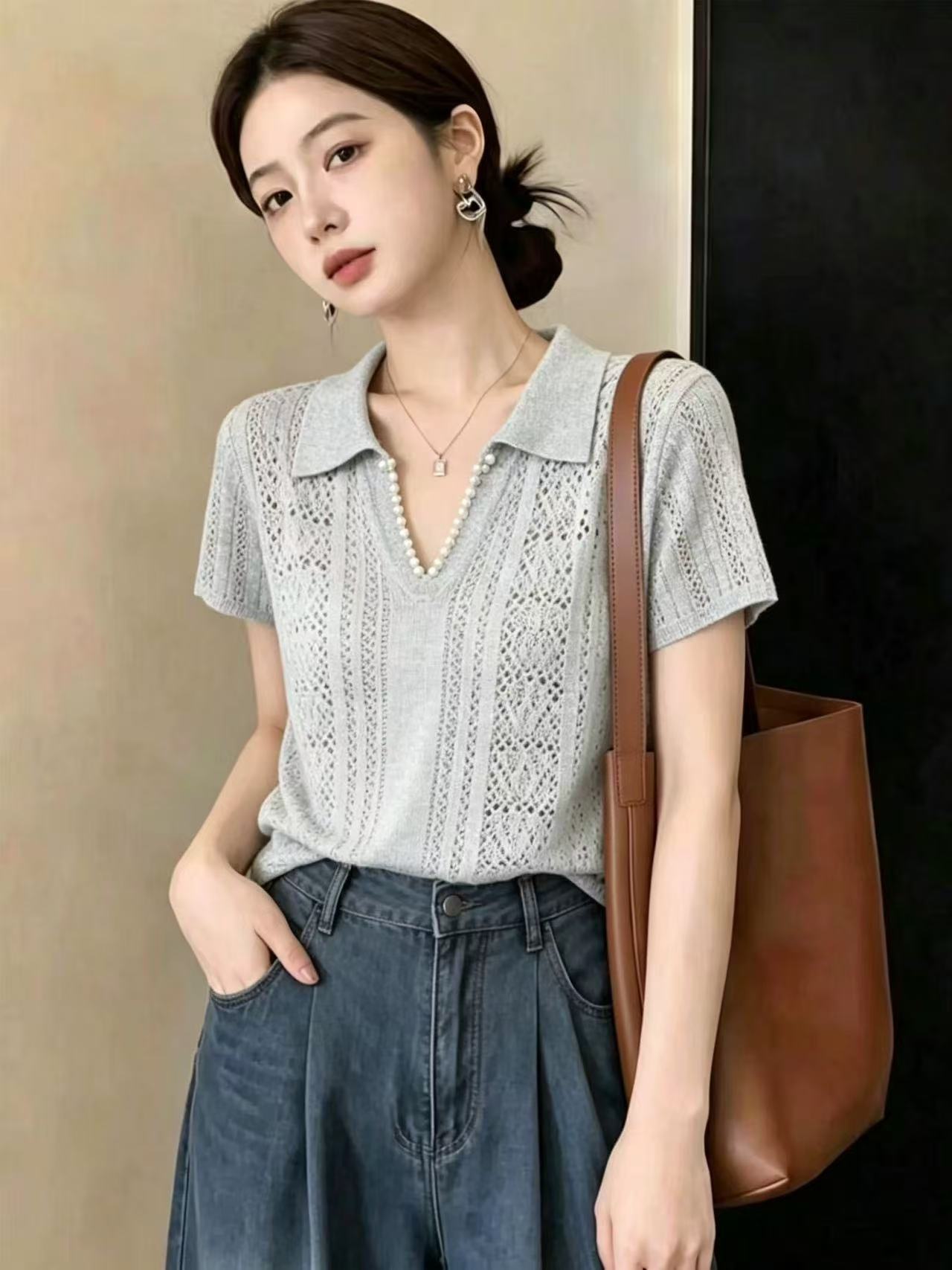 Áo thun nữ cổ V ngắn tay chất liệu len lạnh dệt kim họa tiết xuyên thấu — màu xám