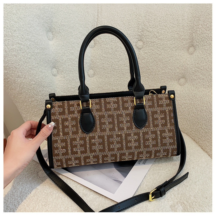 Autumn And Winter Small Bag 2021 New Large-capacity Female Bag Fashion Temperament Messenger Retro Handbag display picture 5