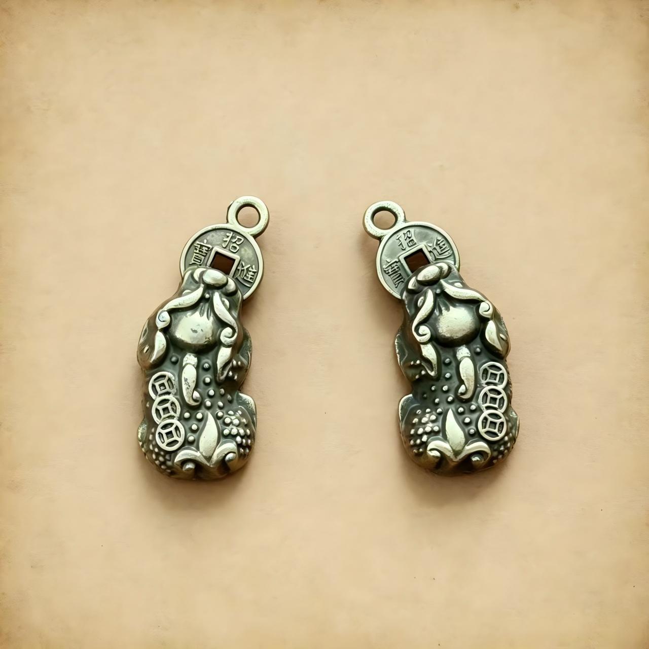 Pixiu keychain, a vintage-style pendant with a coin-shaped design, is a solid antique-style gift.