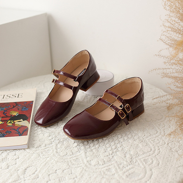 Red retro universal Mary Jane shoes made of patent leather square…