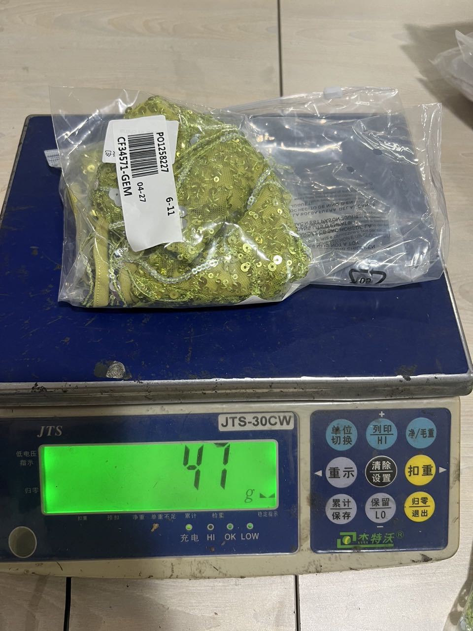 Size M nặng khoảng 47g / S