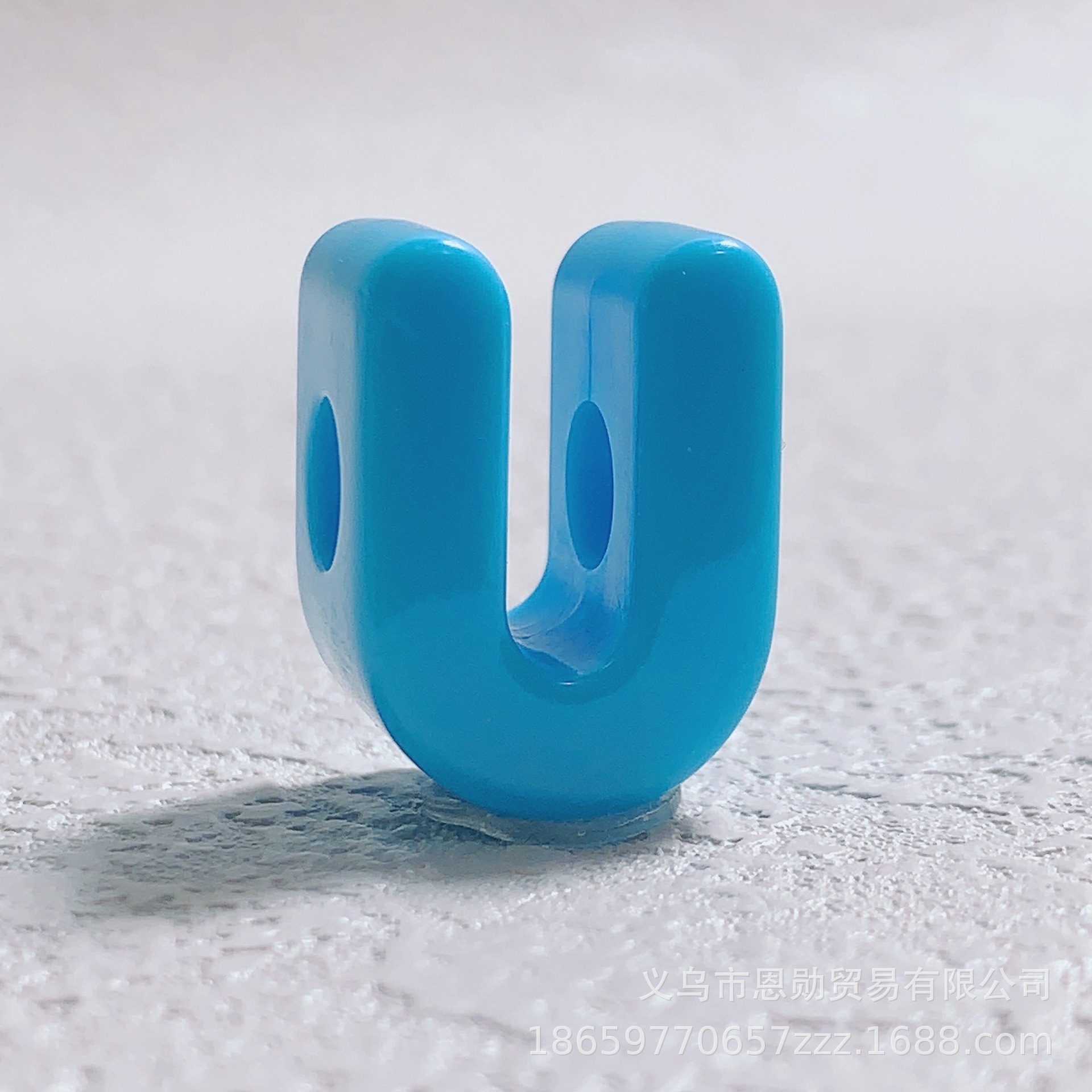 U (blue)