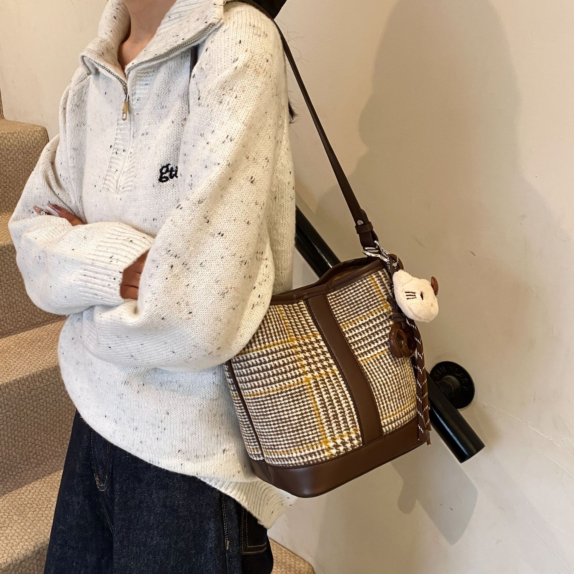 Otoño y invierno retro bolsas de nicho a cuadrícula para mujeres 2025 nuevo tipo de bolso de hombro de braza, bolso de cubo de agua