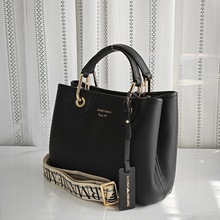 �W���羳�F؛Ů�� arm ��ɫ���ذ��Cӡ��ĸ�ſ��_�φμ��б��