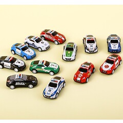 子供の回力の鉄の皮の車のおもちゃは露店の円の子供の贈り物のおもちゃの小さい車のおもちゃを並べて卸売りします。