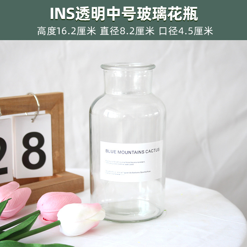 Botella de vidrio media transparente