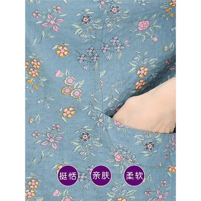 おばあさんは春と秋の純綿の長袖のシャツの中でお年寄りの秋の服の女性の洋風のお母さんの薄いコートのおばあさんの服を詰めます。|undefined