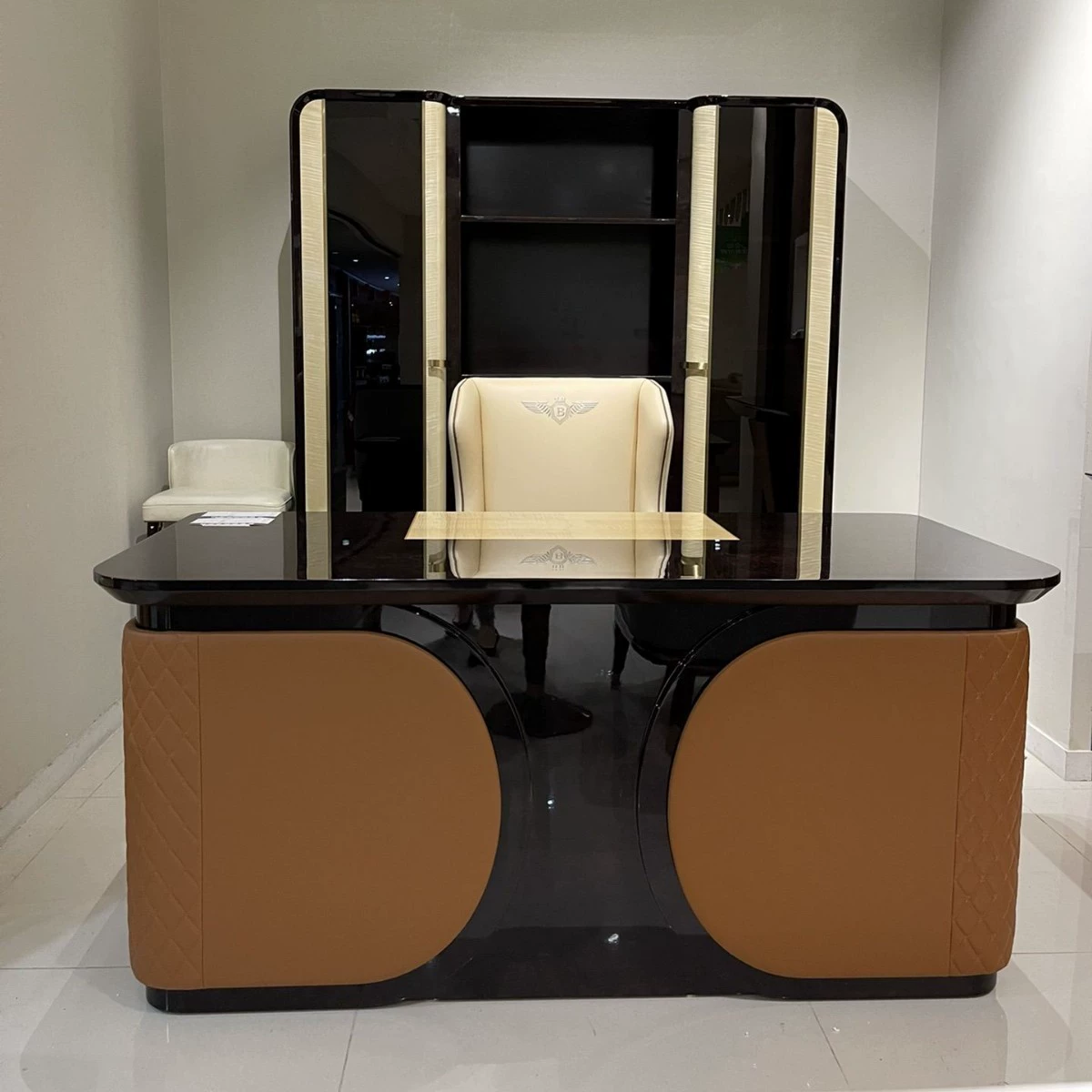 Итальянский легкий роскошный стол, постмодернистский роскошный кабинет большой виллы, высококлассный компьютерный стол для офиса президента Bentley