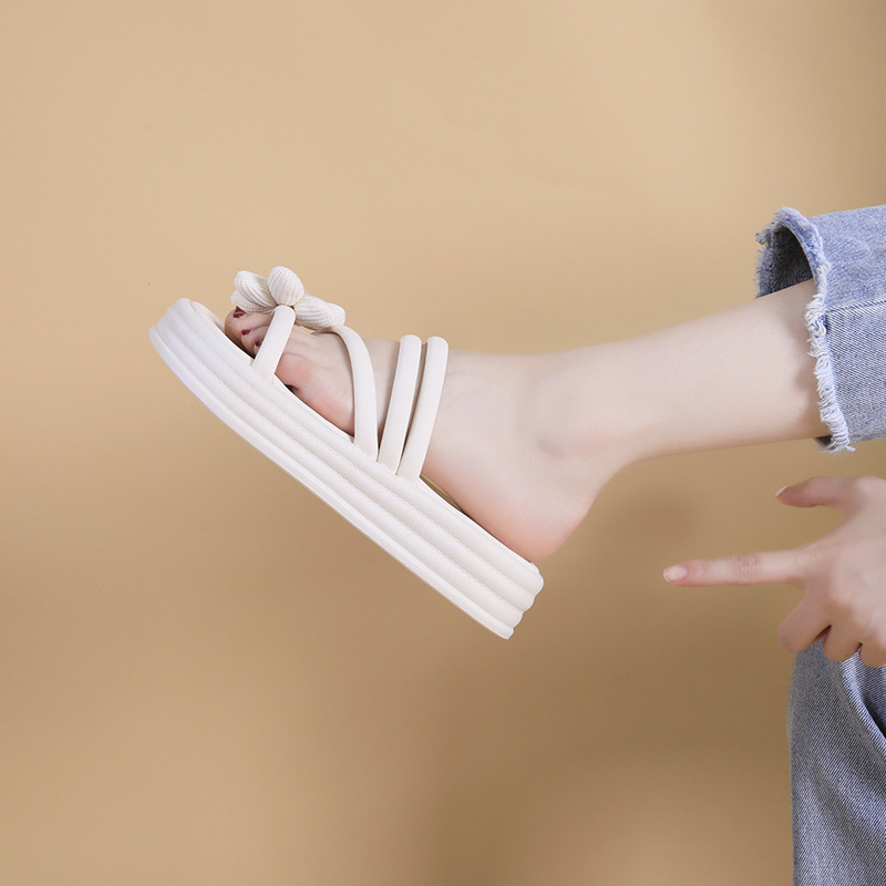Zapatillas para mujeres 2025 nuevo estilo de verano con falda de alta calidad de moda con suela gruesa y suave antideslizante zapatillas frías junto al mar