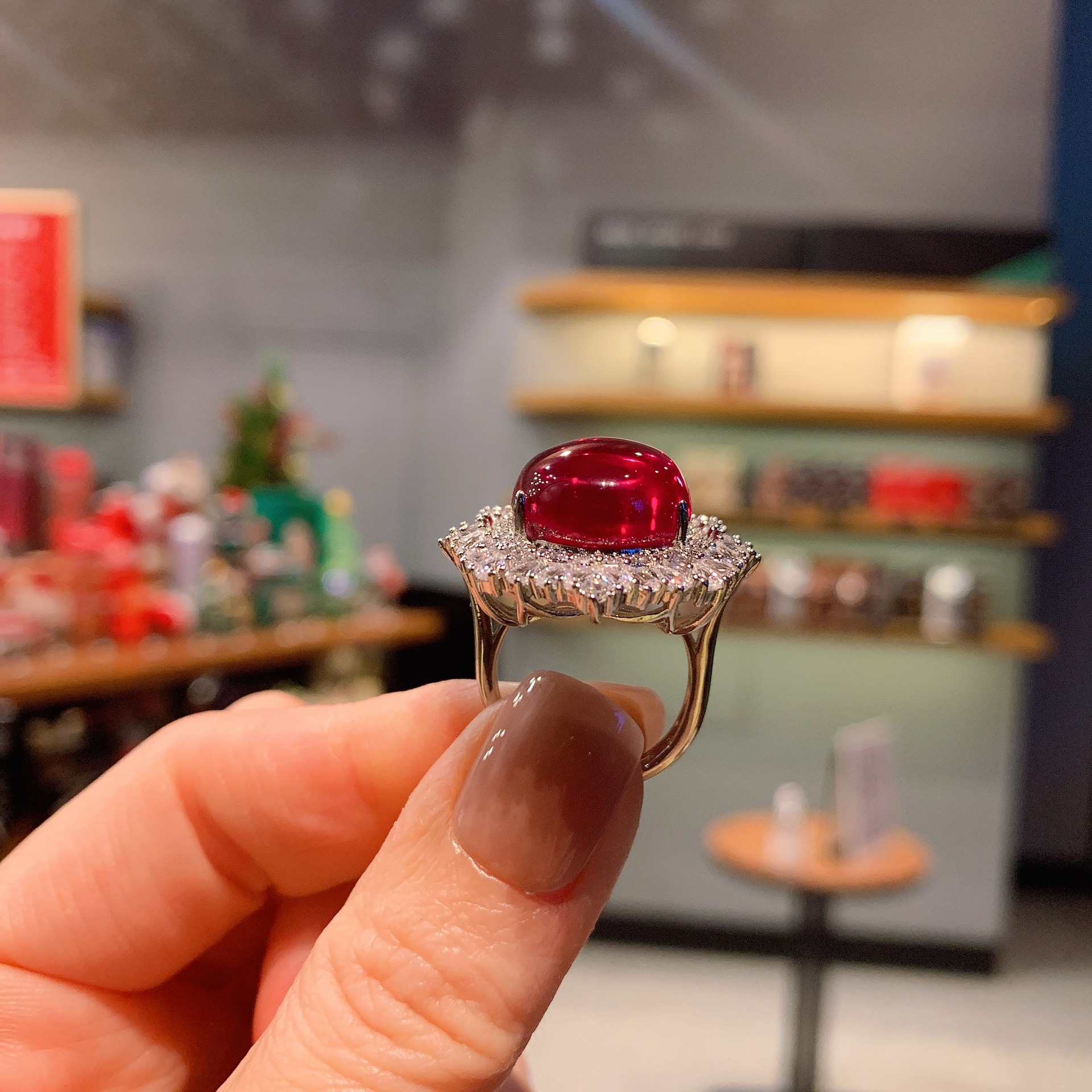 Zhuang Sheng joyería Venta caliente de la joyería en forma de paloma rojo sangre tesoro superficie llana incrustaciones de diamantes anillo colgante traje piedra principal 15*20