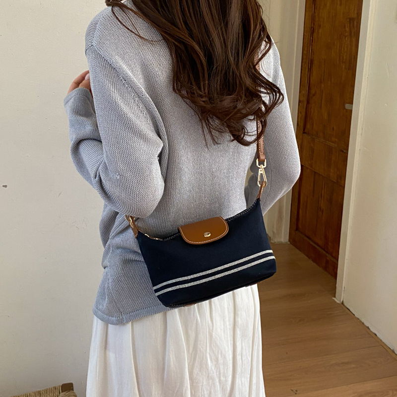 La versión coreana de nicho de diseño minimalista bolso de brazo para mujeres verano 2026 nuevo estilo extranjero versátil bolso de mochila casual diario