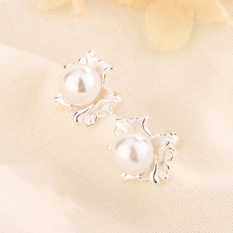珍珠花朵耳釘女2024年新款高級感耳環獨特氣質螺絲擰扣耳飾