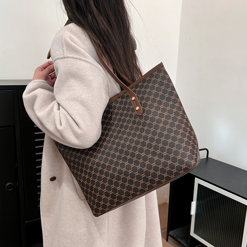 Large Capacity Tote Bag For Women Versatile Commuter Shoulder Bag_voghion.com