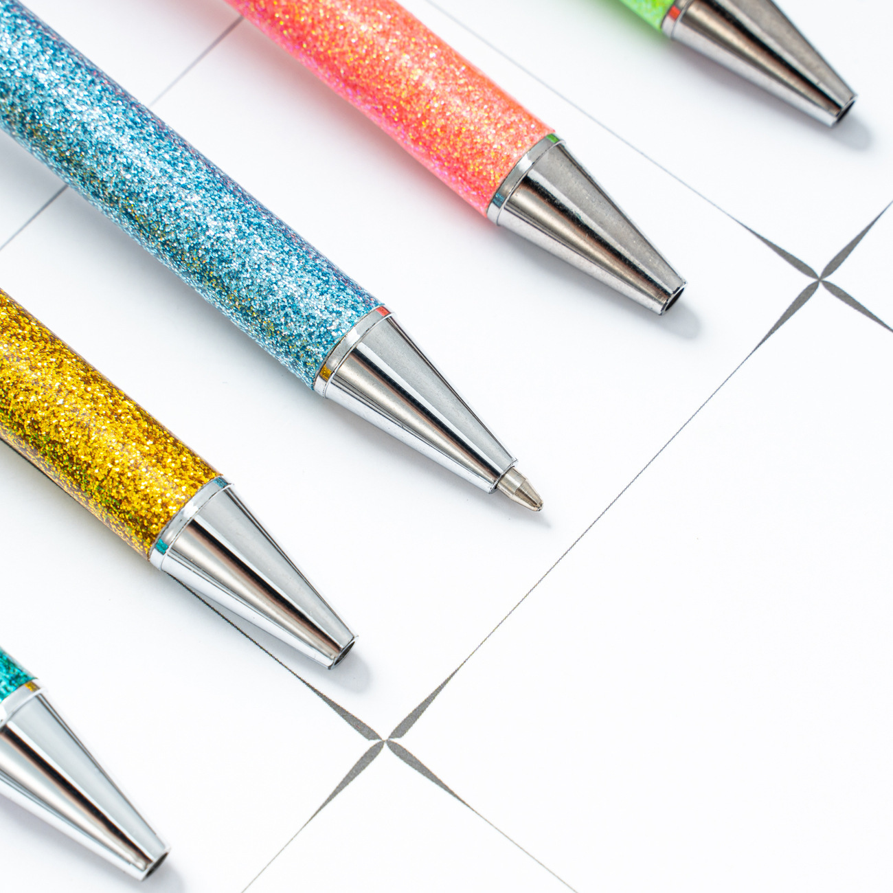 Presione el bolígrafo de aceite de metal creativo polvo de oro sequinado logotipo de impresión de regalos bolígrafo multicolor al por mayor