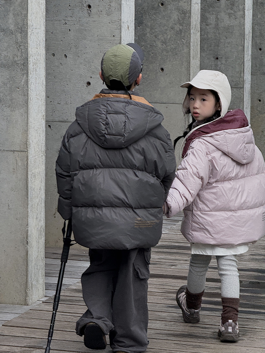 Otoño y invierno nuevo estilo de ropa de invierno para niños coreanos, ropa de invierno para niños gruesa y cálida seda de terciopelo abrigo casual, ropa de pan