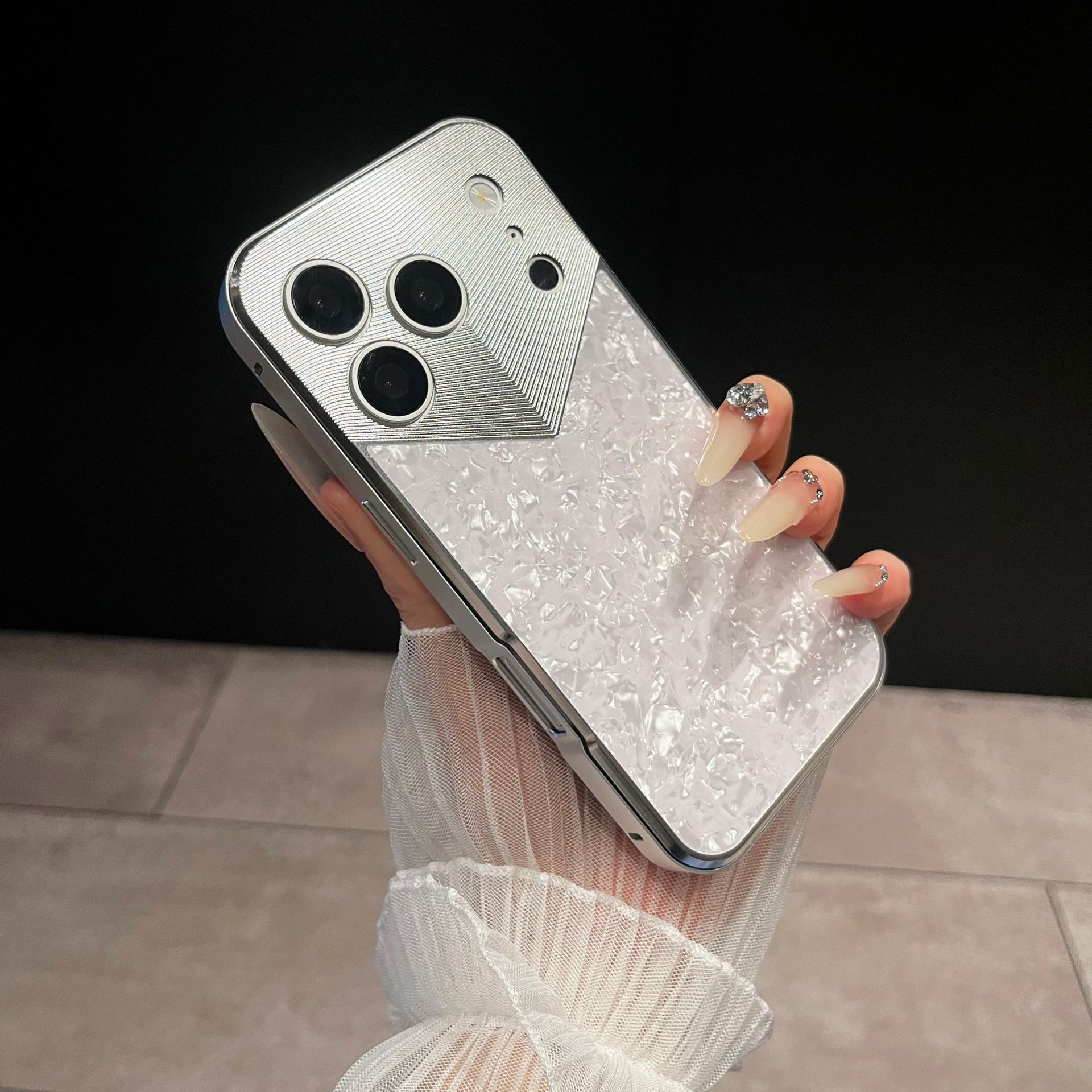 Ốp lưng điện thoại chống sốc viền dày họa tiết vỏ sò ánh kim — Đen Huyền, Trắng Kim Cương, Xanh Lam, iphone17pro chi tiết 14