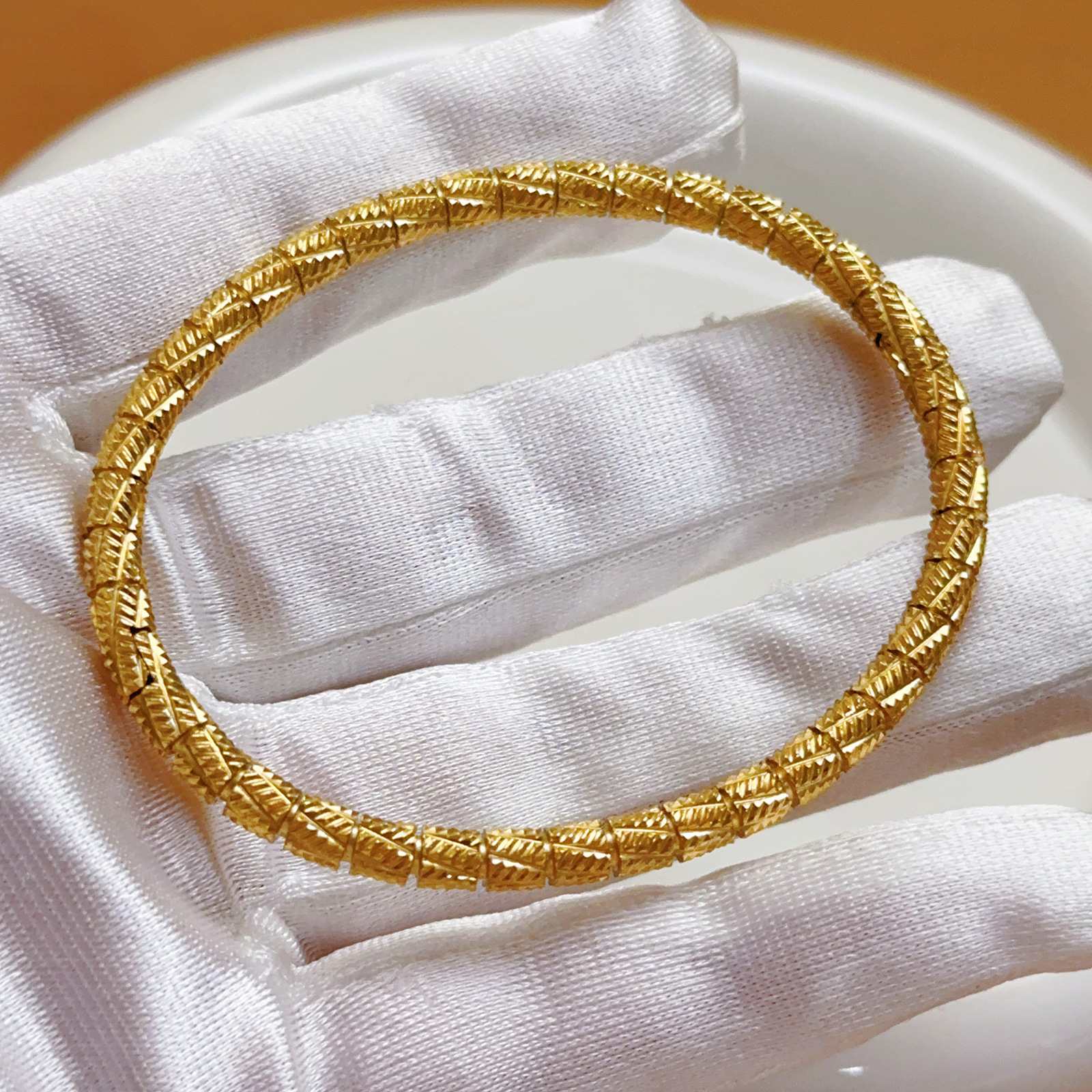 Pulsera de cilindro de textura de oro de 18k de galvanoplastia de acero inoxidable transfronterizo al por mayor de fábrica